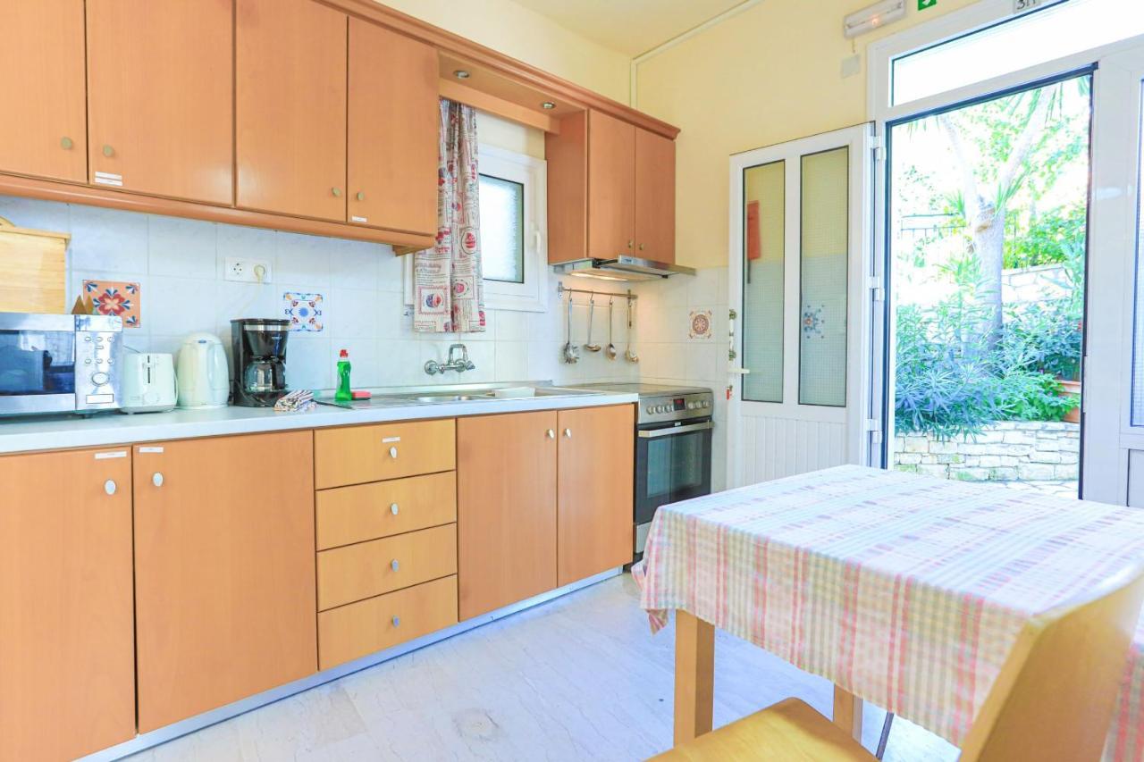 Kaminaki Beachfront Apartment *